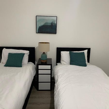 Serene Suites: Family-Friendly Retreat with Free Parking and Wi-Fi Ilford Exterior photo