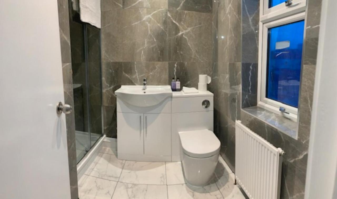 Serene Suites: Family-Friendly Retreat with Free Parking and Wi-Fi Ilford Exterior photo
