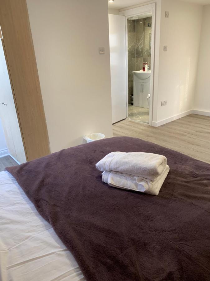 Serene Suites: Family-Friendly Retreat with Free Parking and Wi-Fi Ilford Exterior photo