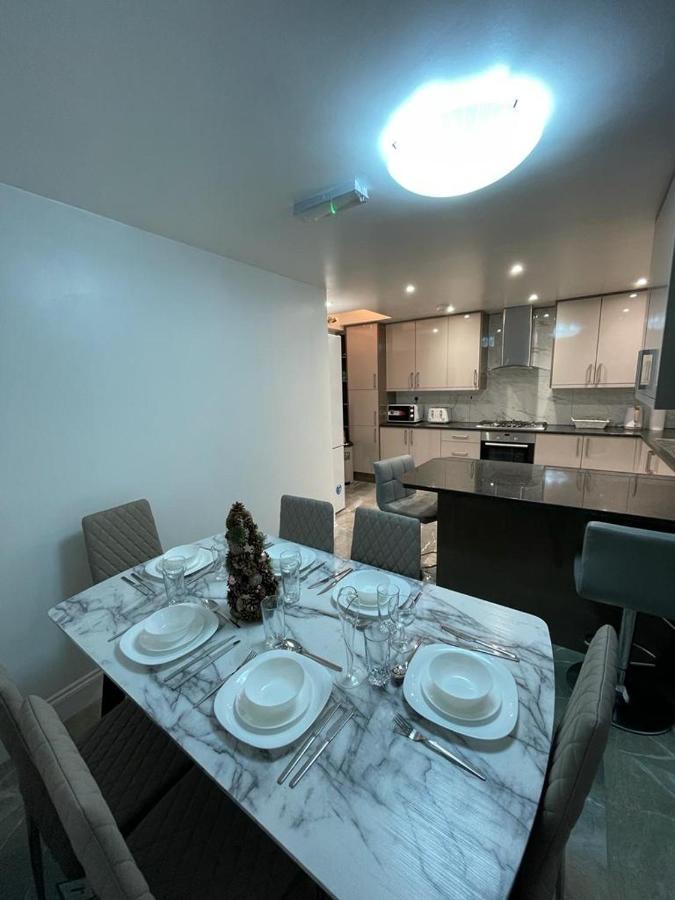 Serene Suites: Family-Friendly Retreat with Free Parking and Wi-Fi Ilford Exterior photo