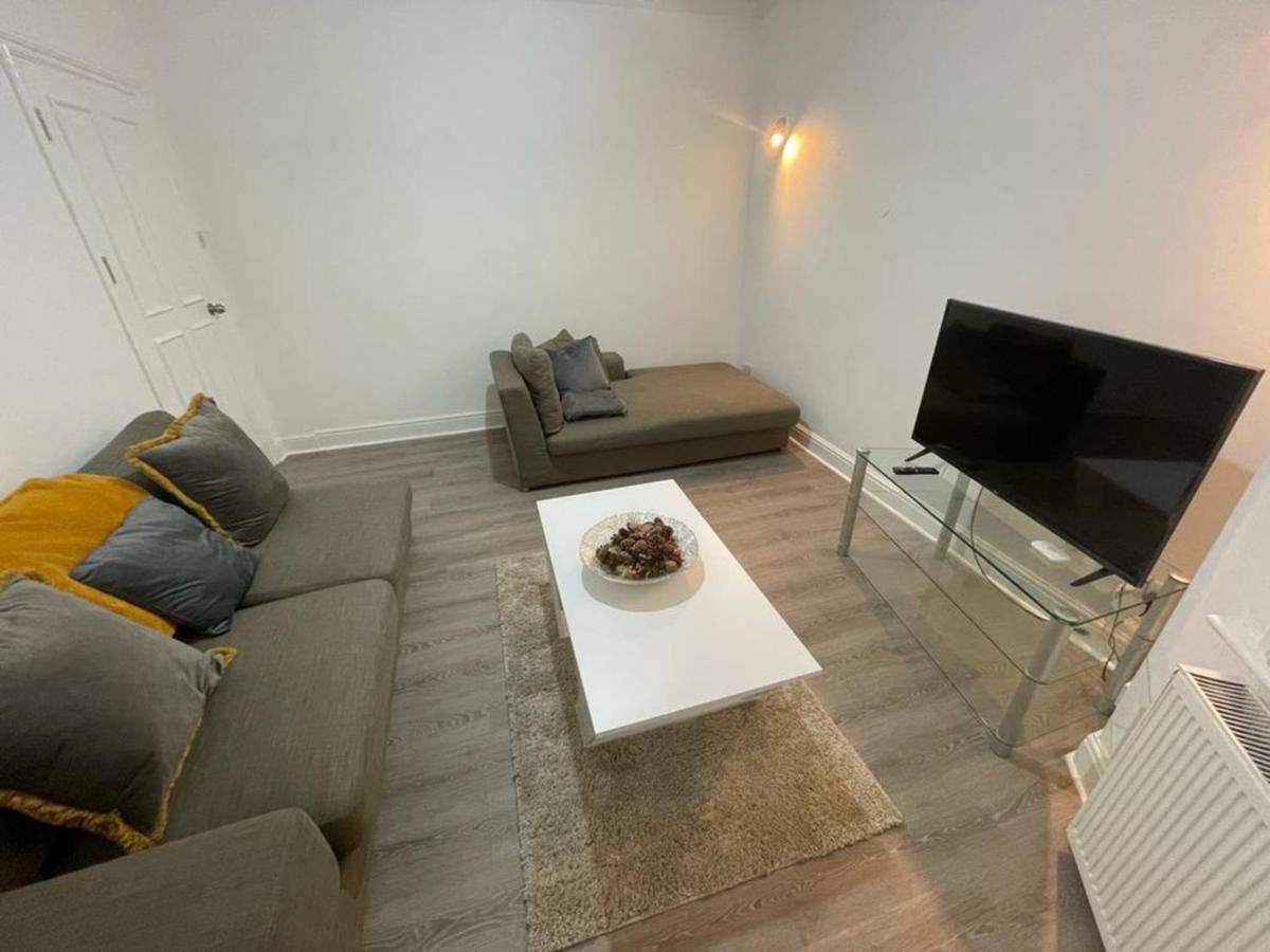 Serene Suites: Family-Friendly Retreat with Free Parking and Wi-Fi Ilford Exterior photo