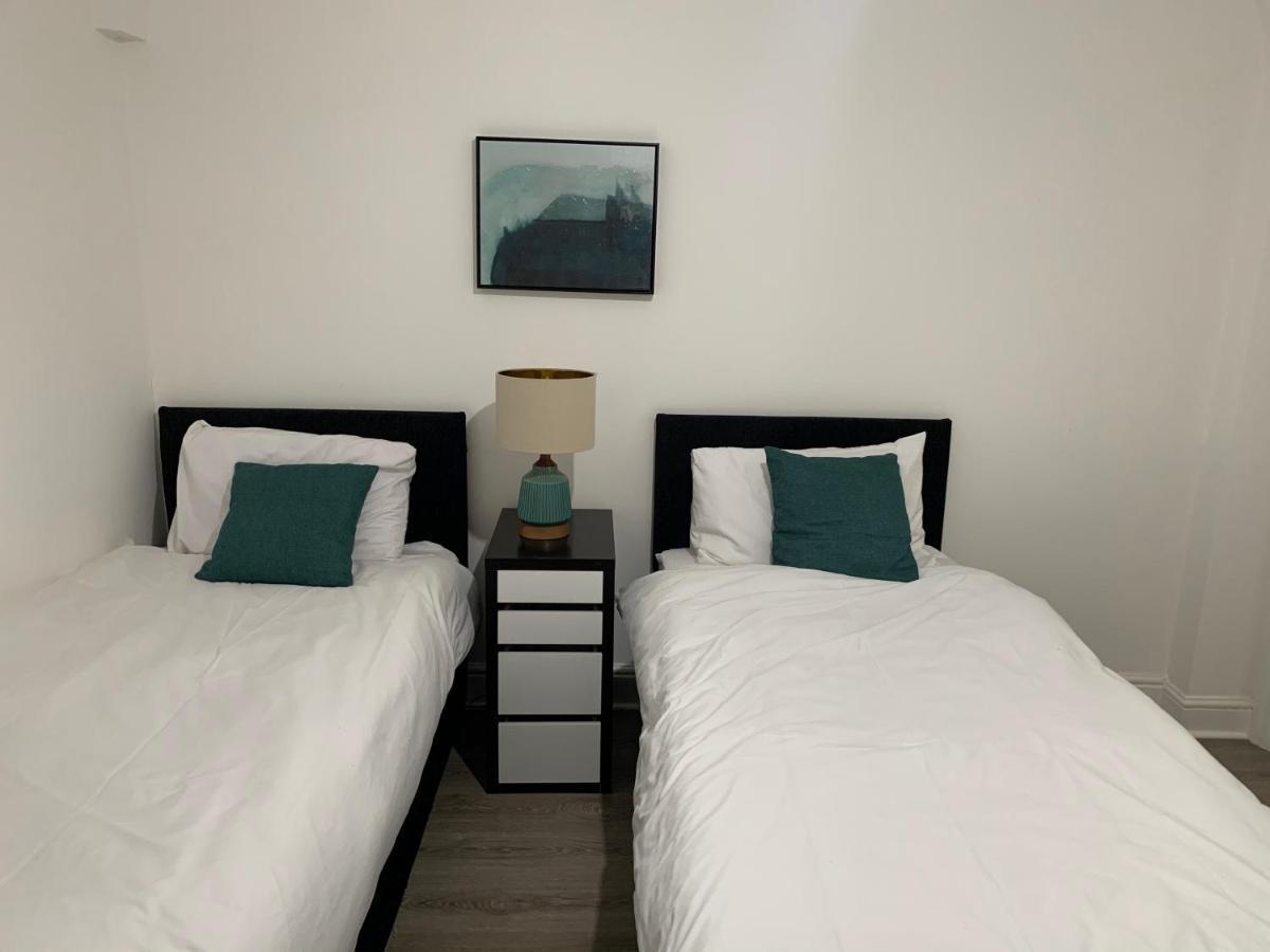Serene Suites: Family-Friendly Retreat with Free Parking and Wi-Fi Ilford Exterior photo